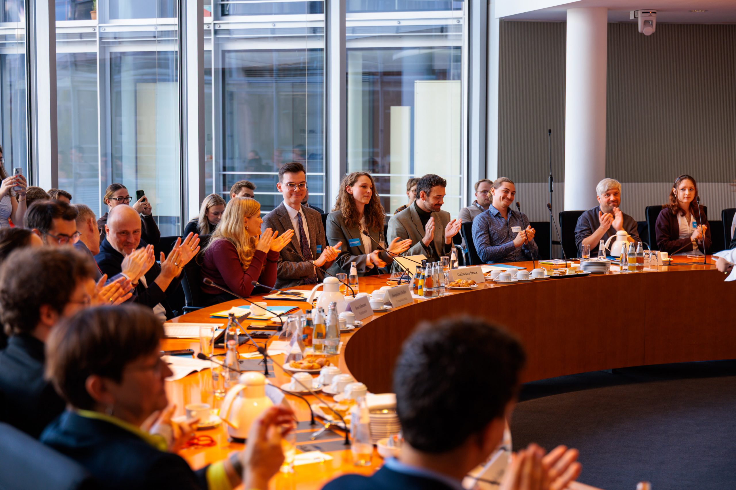 Applaus bei der Übergabe des Positionspapiers im Deutschen Bundestag. Foto: Christian Sommer