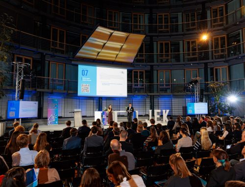 Jugend-Enquete-Kommission 2026 fordert Anlaufstelle für Opfer digitaler Gewalt
